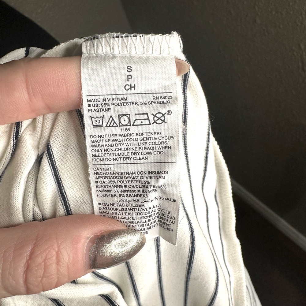 NWOT Old Navy Active Twist/keyhole top - in white and black - Picture 5 of 5